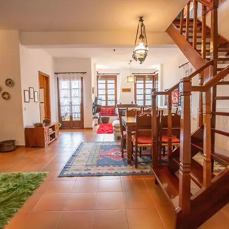 Alonia Forest House Casa de Férias *